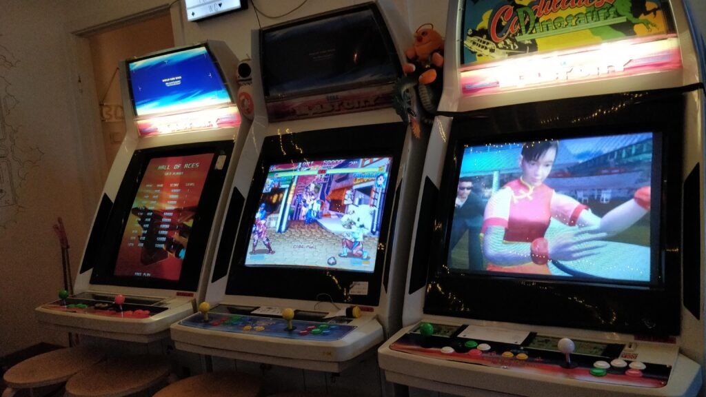 Tre japanska candy cabs på rad med fightingspel på skärmarna.